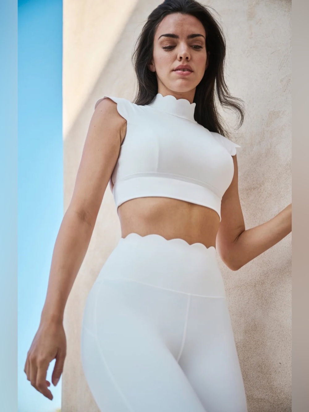 Wiskii Active Scallop Cutout Mock Neck Crop Top Ivory Size Small - Picture 5 of 5